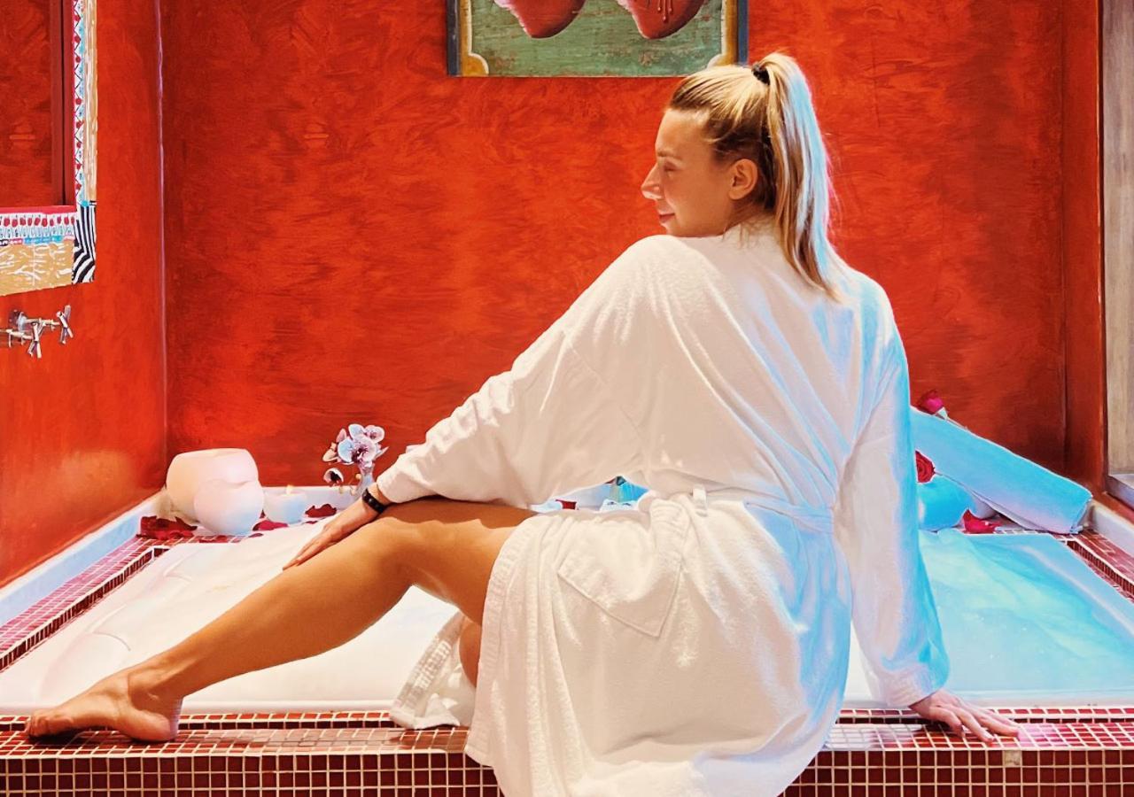 Dpny Beach Hotel & Spa Ilhabela Exterior foto A woman wearing a bathrobe