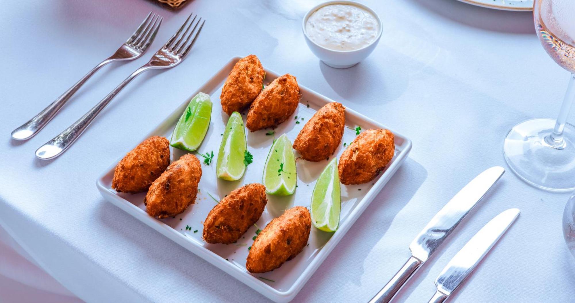 Dpny Beach Hotel & Spa Ilhabela Exterior foto Crab cakes
