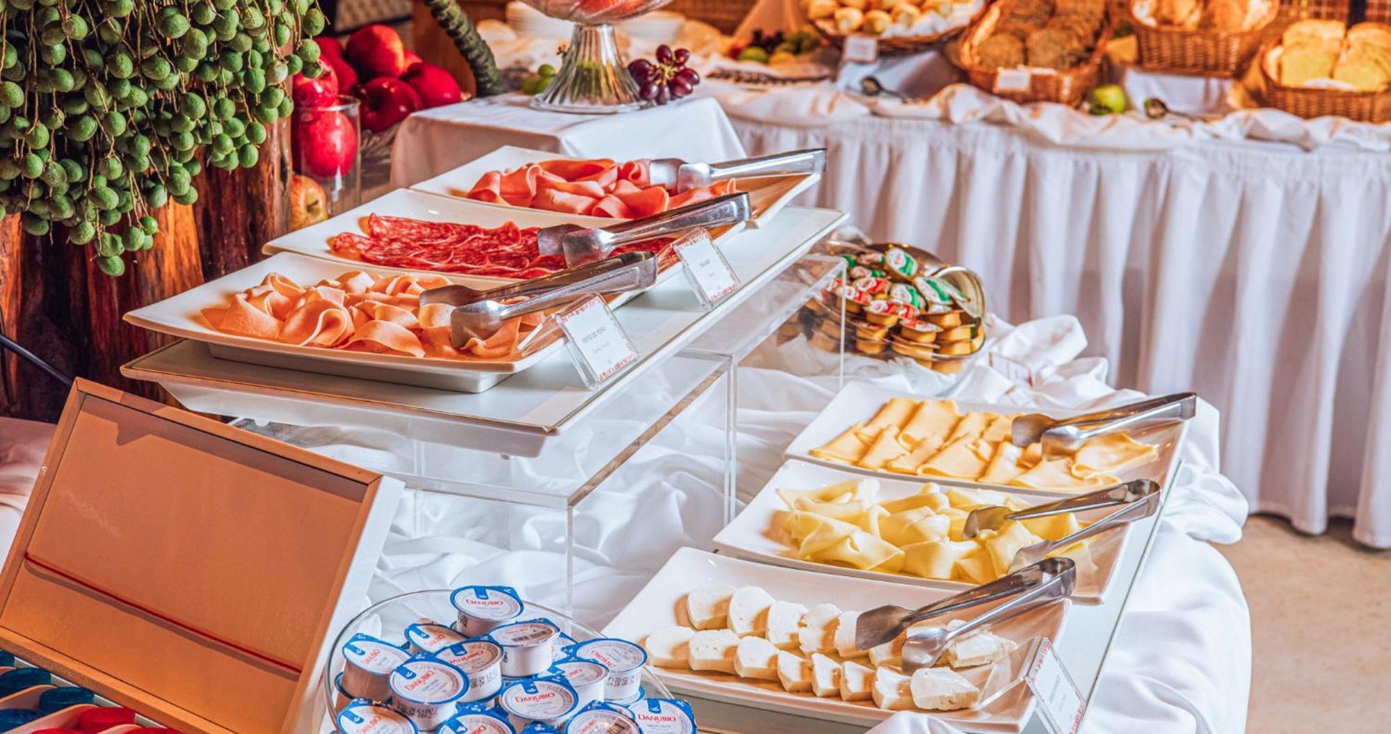 Dpny Beach Hotel & Spa Ilhabela Exterior foto A buffet